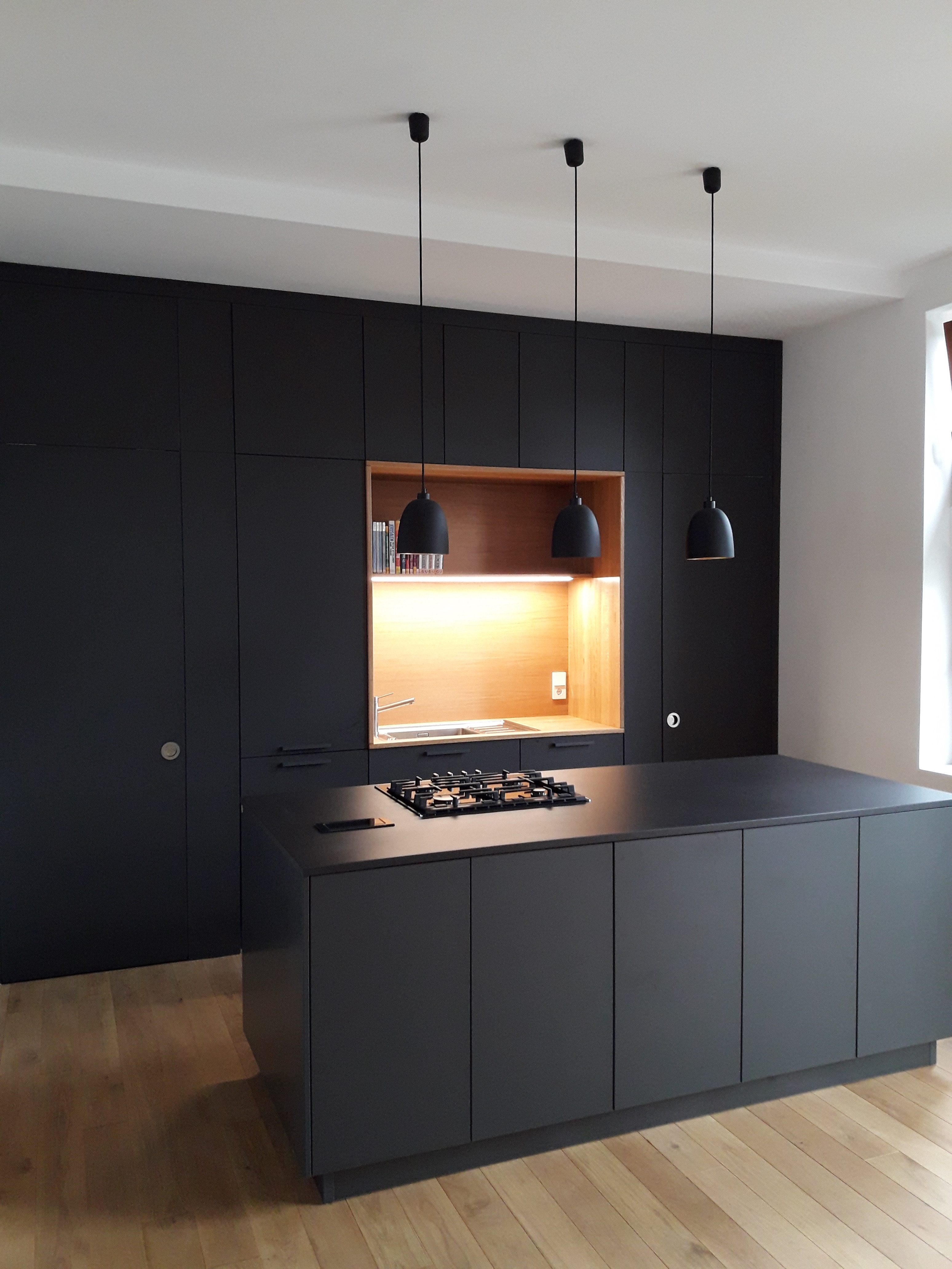 Leicht-Küche_in_Schwarz_mit_Beleuchtung