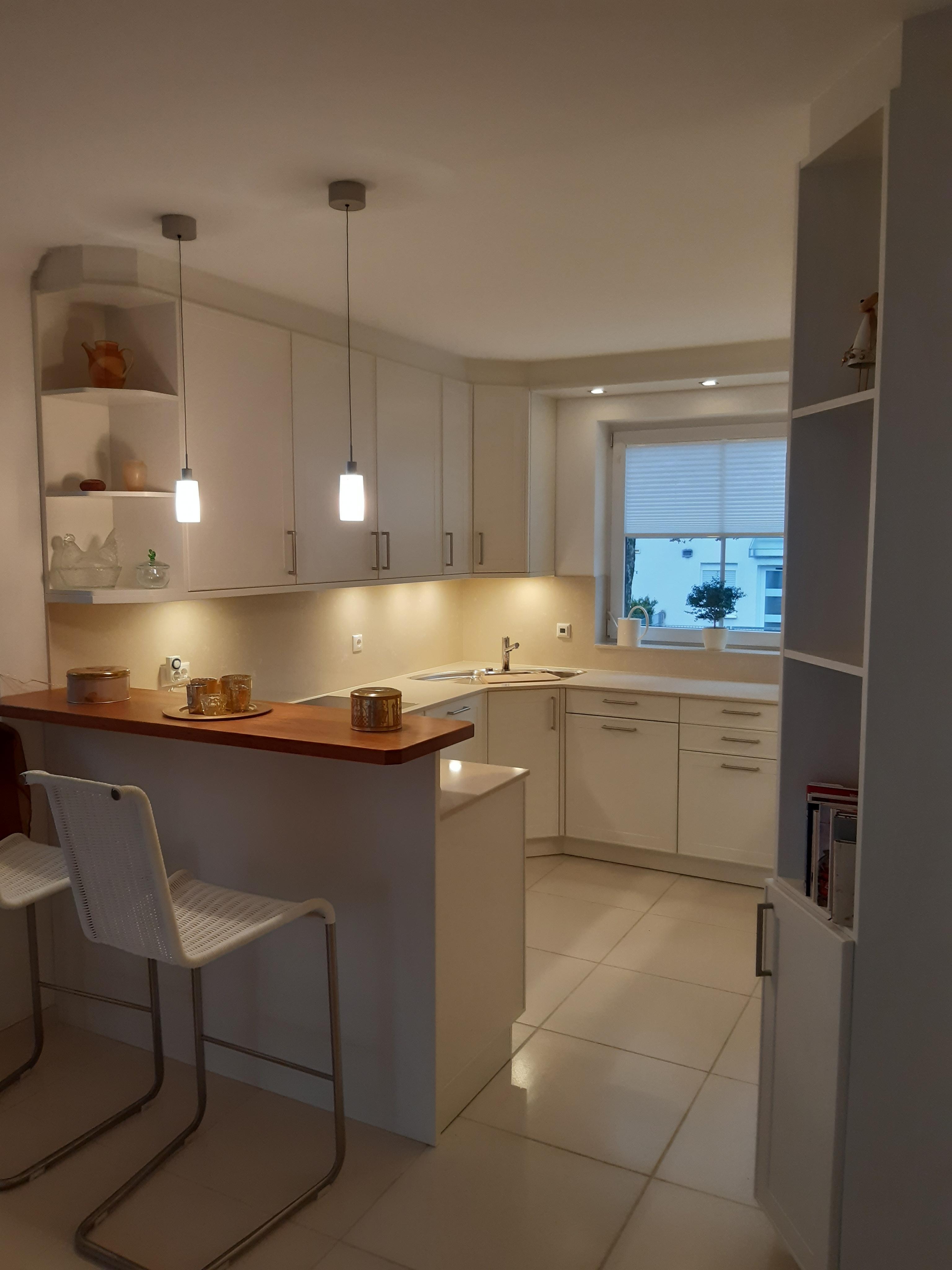 Küche_von_Leicht_in_Weiß_mit_Sitzmöglichkeit