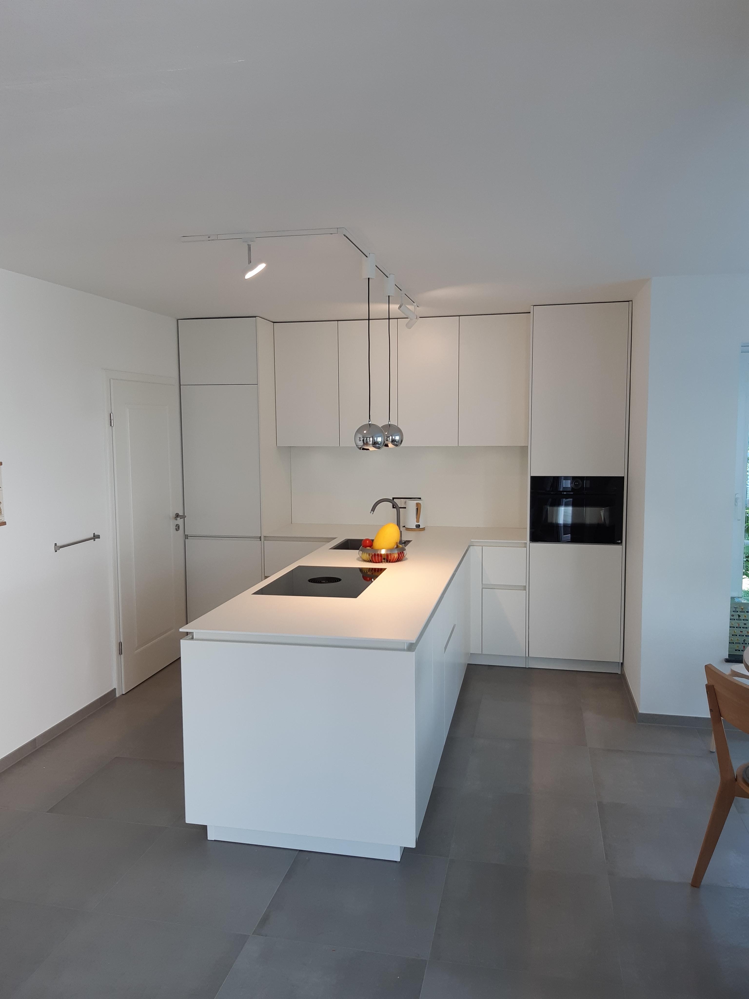 Weiße_Leicht-Küche_mit_weißen_Fronten-und_Kücheninsel