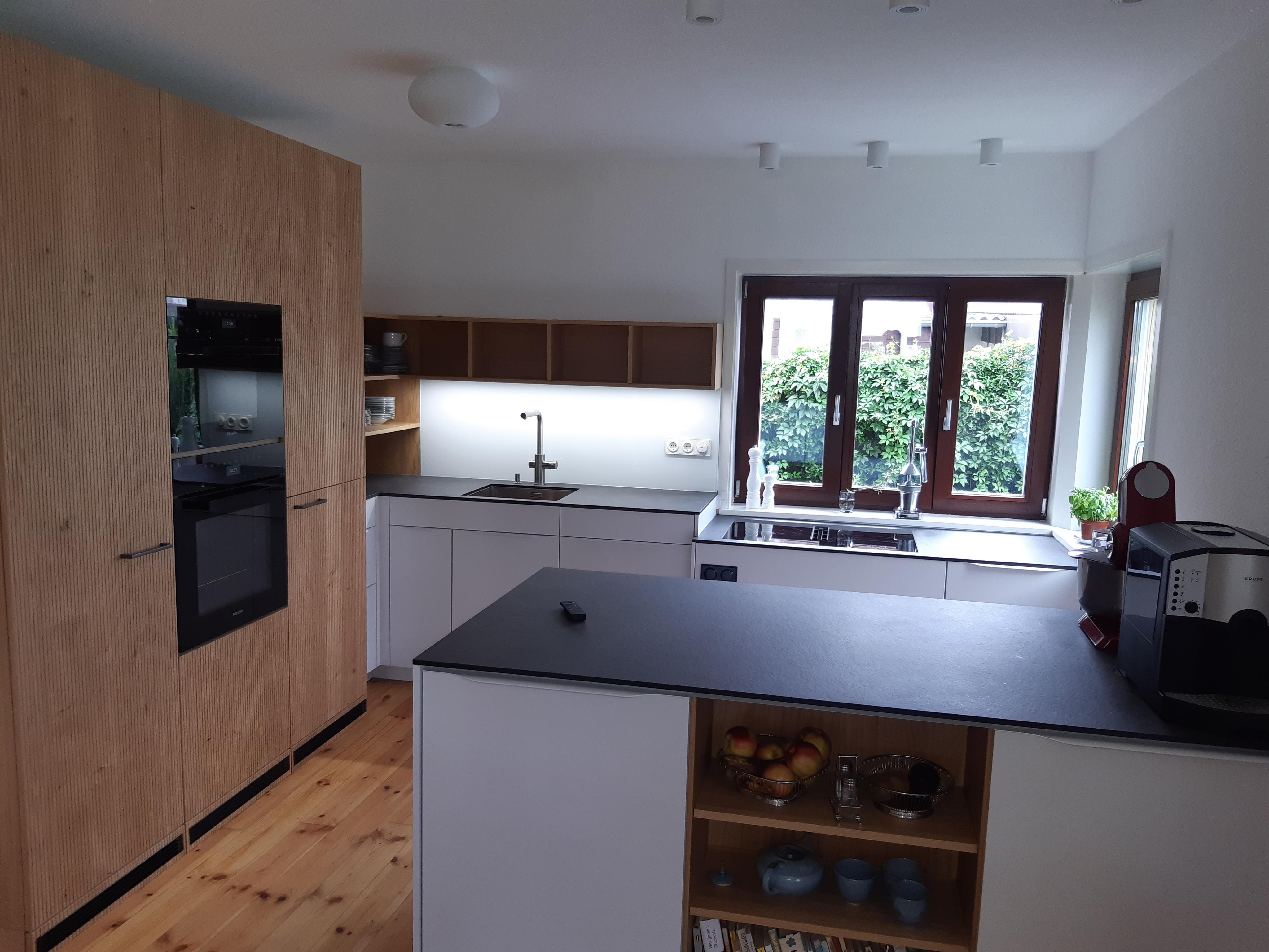 Küche_von_Leicht_in_Holzoptik_und_weiß-schwarzer_Kücheninsel_gefertigt_nach_Maß