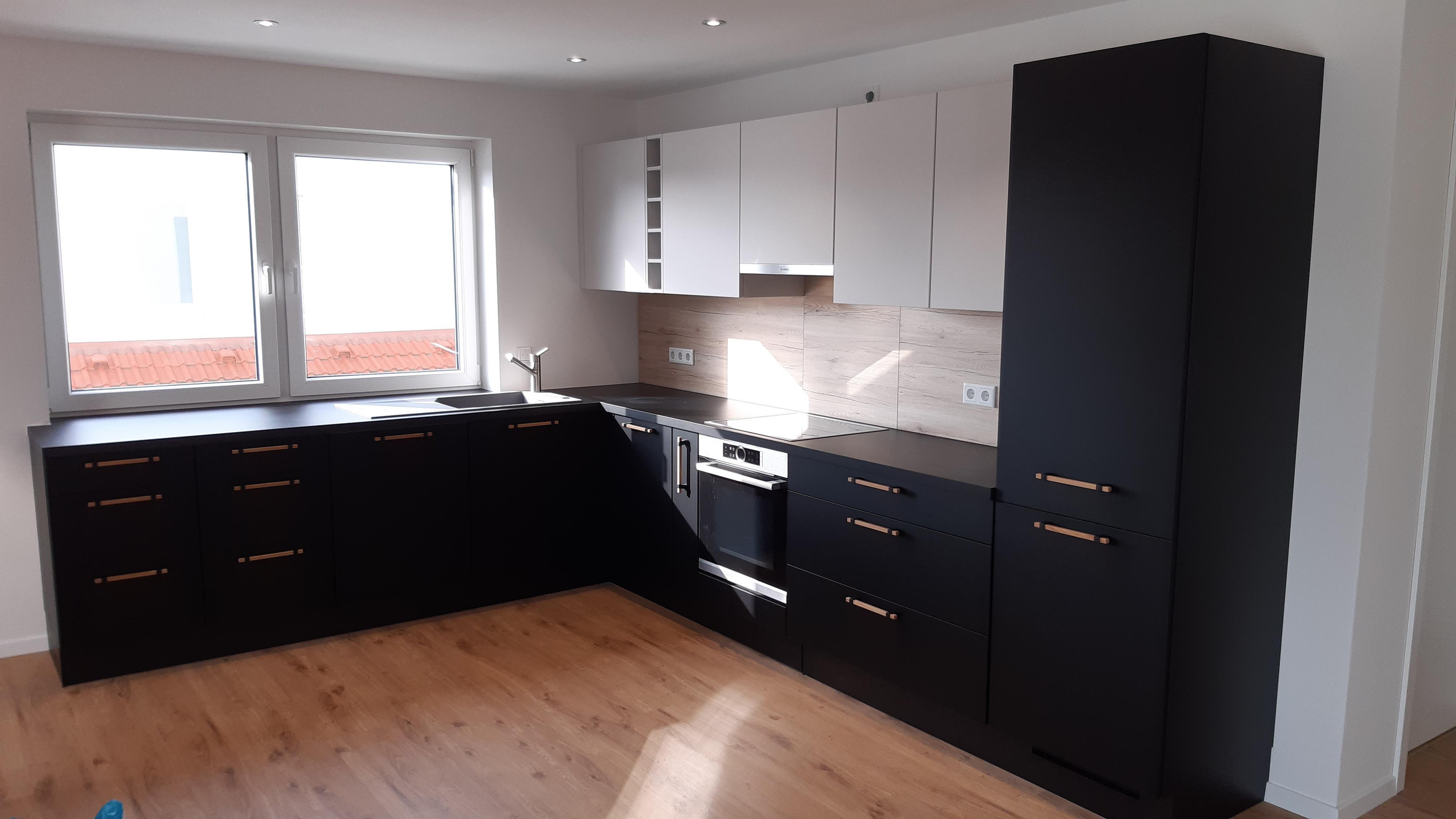 Küche_von_Leicht_mit_schwarzen_und_weißen_Fronten