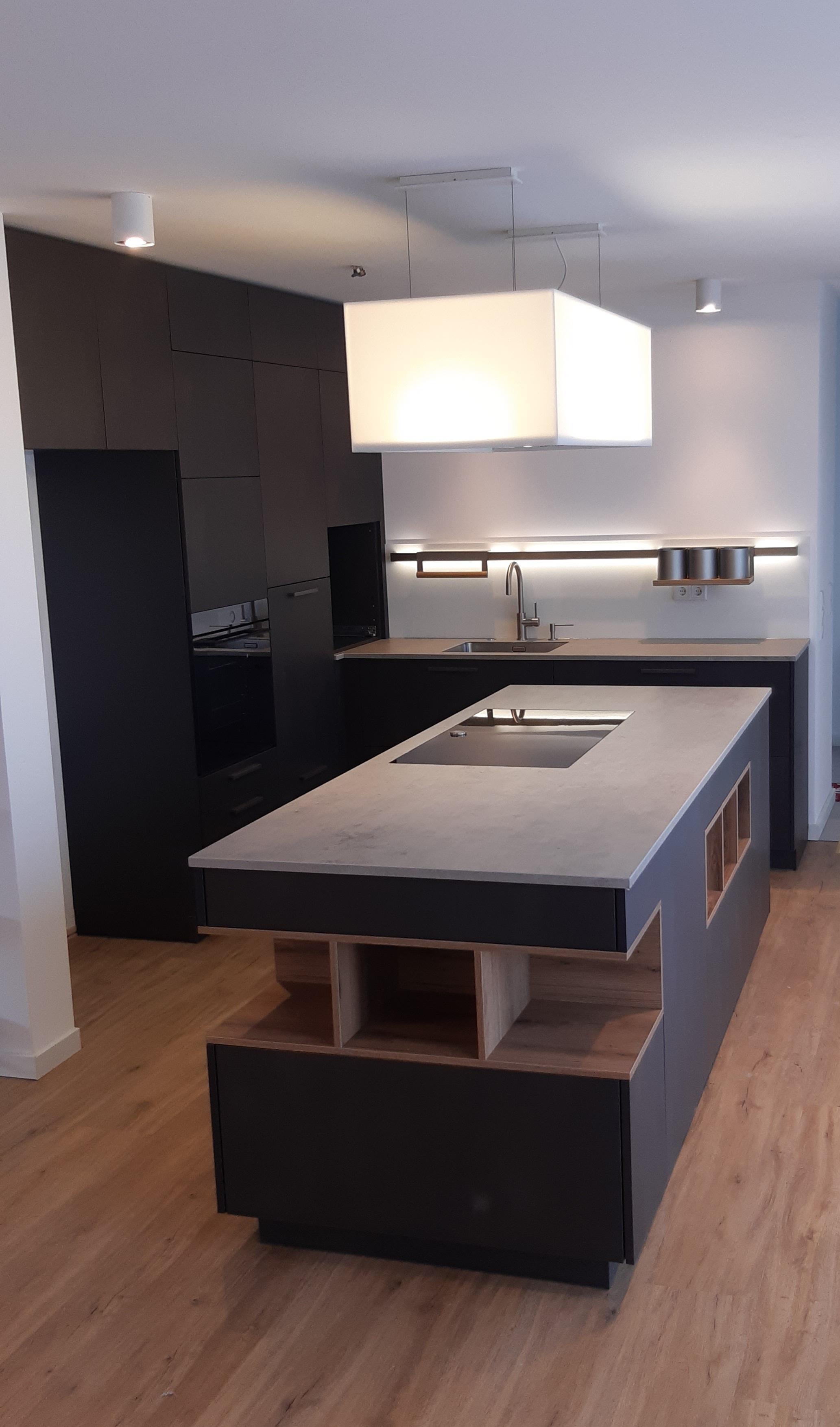 Leicht_küche_Maßanfertigung_in_Dunkel