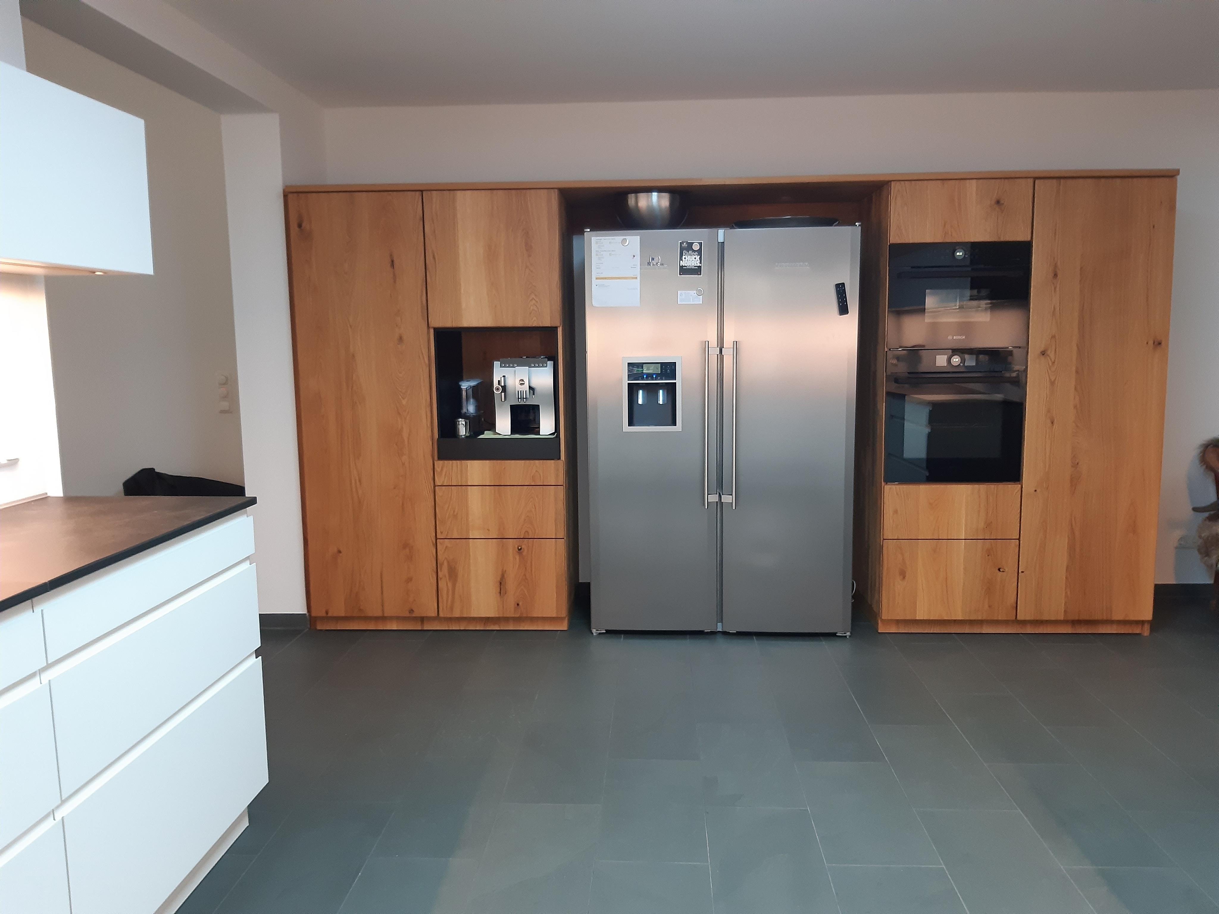 Leicht-Küche_mit_integriertem_großen_French-Door_Kühlschrank