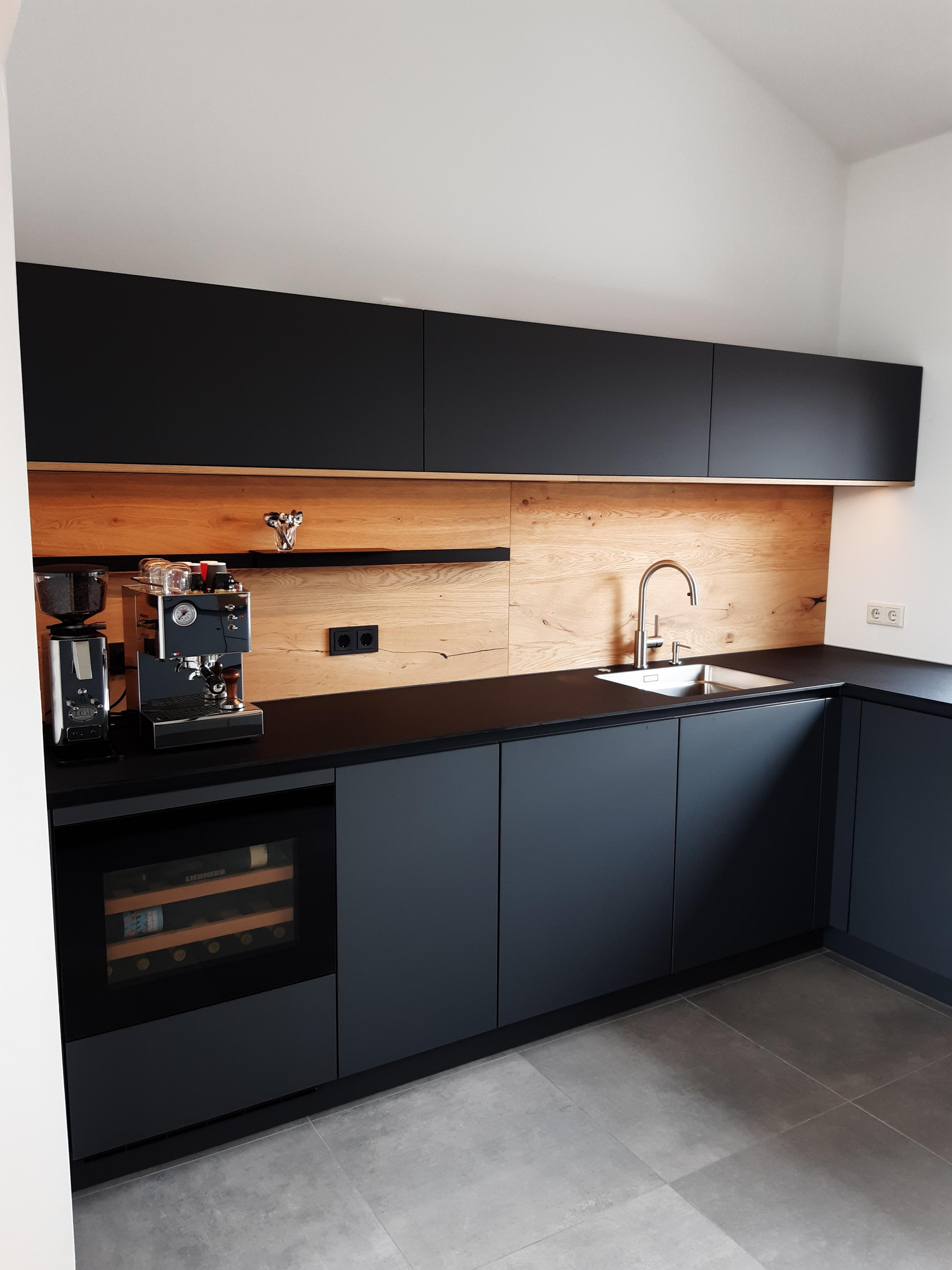 Anthrazit-Küche_von_Leicht_mit_Holz-Nischenrückwand