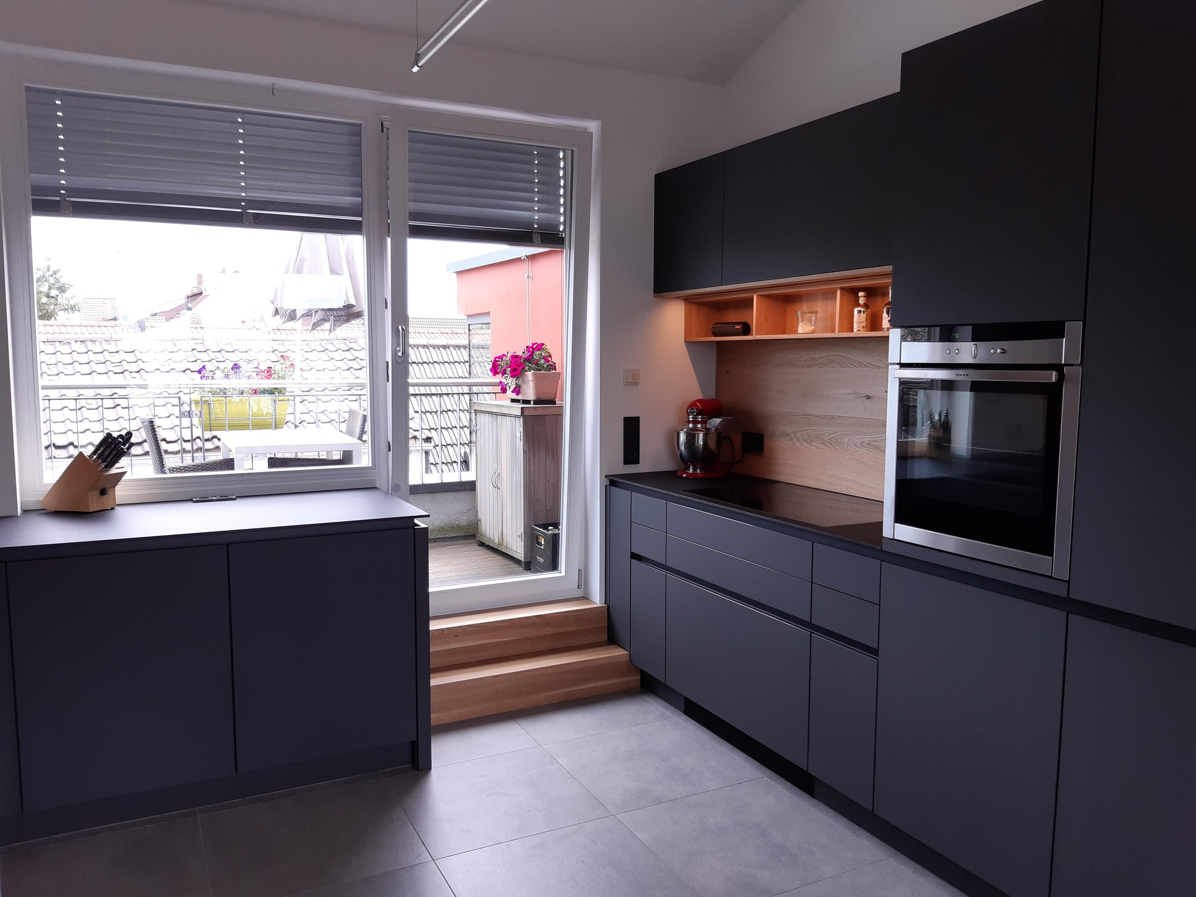 Leicht-Küche_nach_Maßanfertigung_mit_Vollkern-Arbeitsplatte