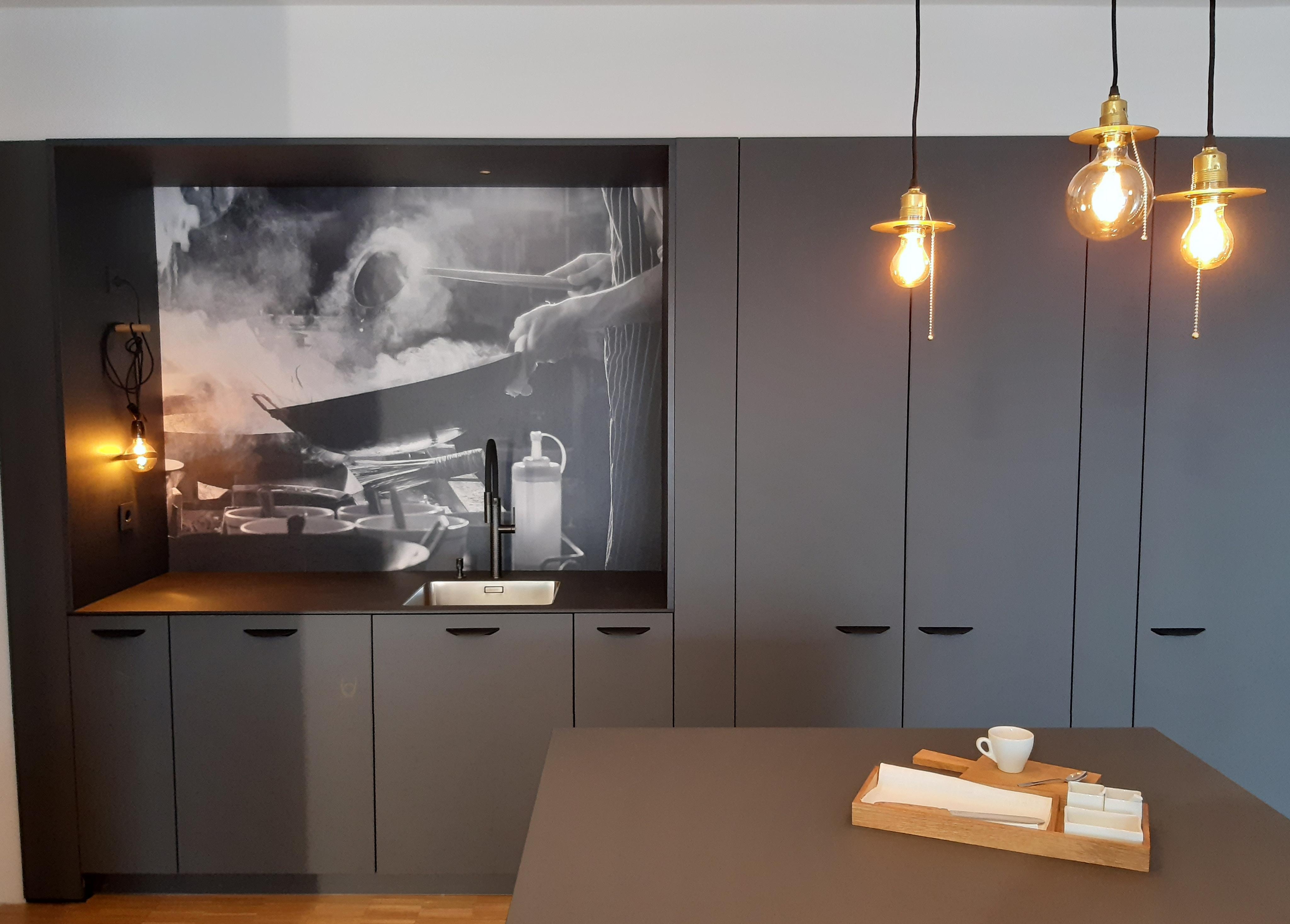 Deckenbeleuchtung_in_grauer_Küche