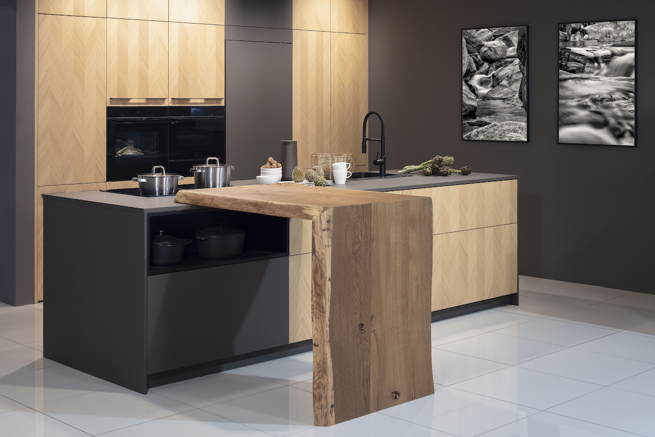 Ballerina-Küche_Resopal_mit_Eichenfurnier_und_Fischgrätmuster