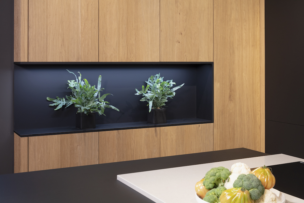 Leichtküche_Leicht-Küche_Schiefergrau_Alpineiche_Schrankfront_grifflos