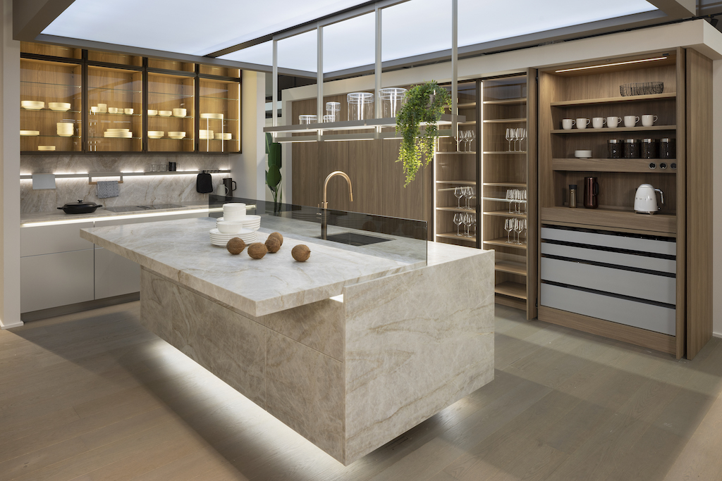 Leichtküche_Leicht-Küche_mit-schwebend_wirkender_Kücheninsel_Vitrinen