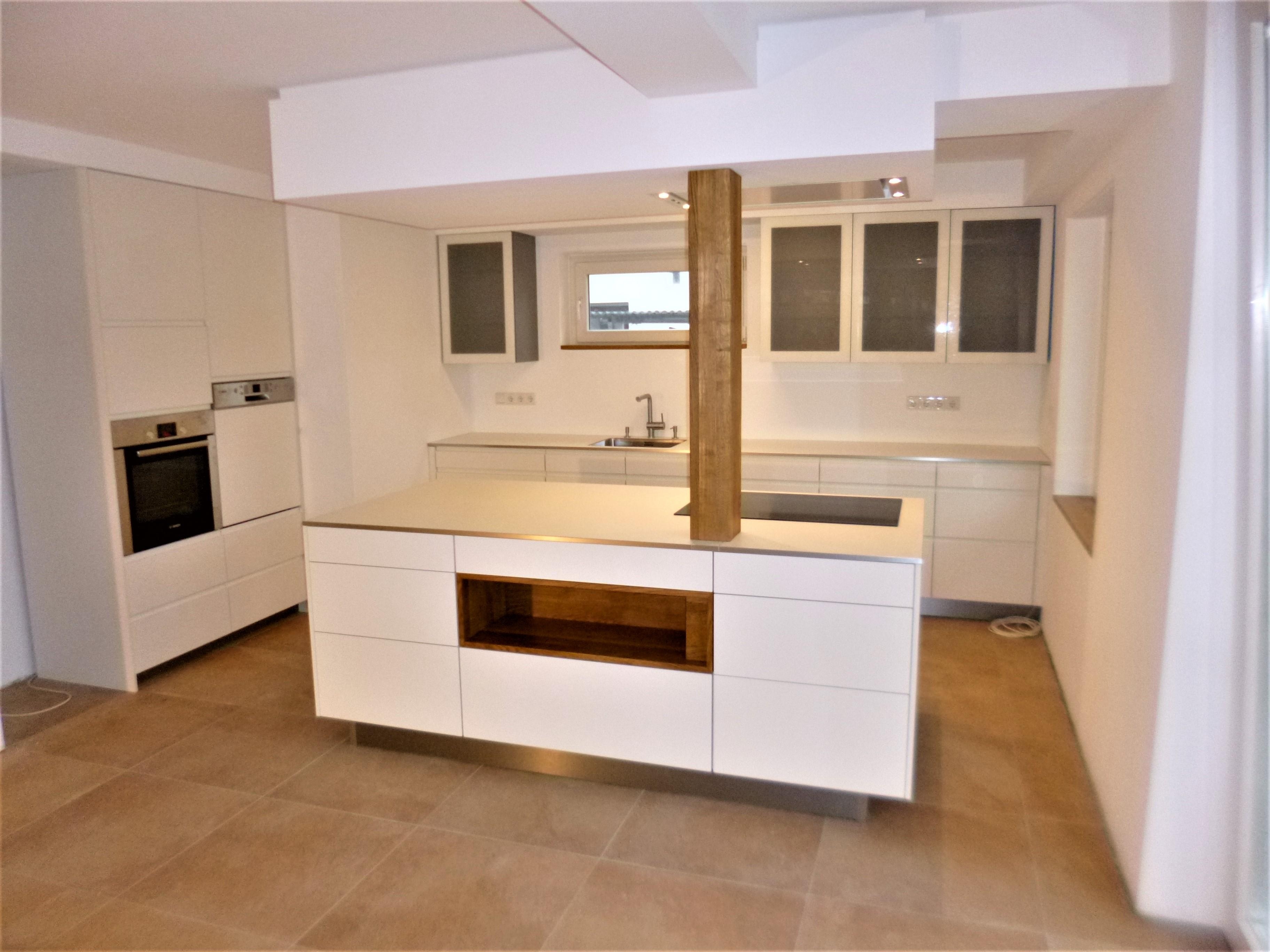 Küche_von_Leicht_mit_Glaselementen_und_Kücheninsel