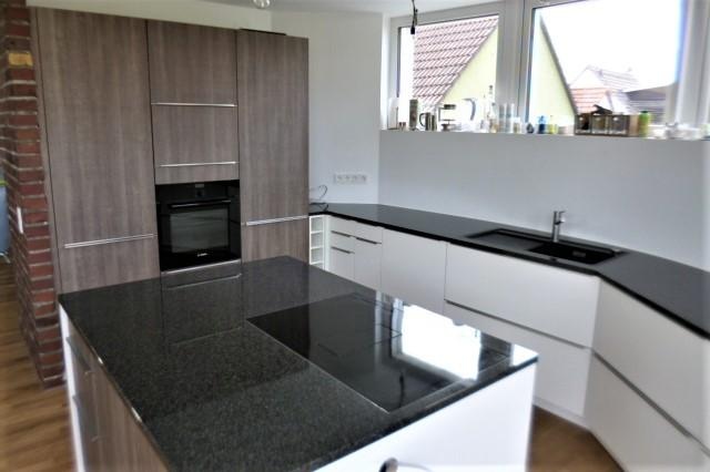 Küche_von_Leicht_mit_weißen_Fronten_und_schwarzer_Arbeitsplatte