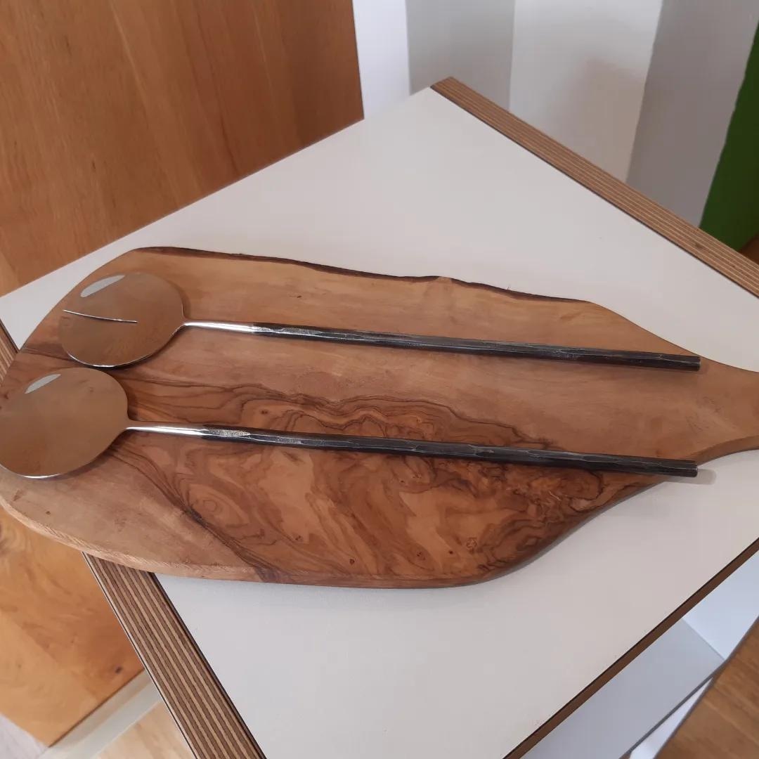 Holzbrett_mit_Salatbesteck