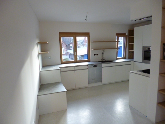 Weiße_Leicht_Küche_großer_Raum_Maßanfertigung