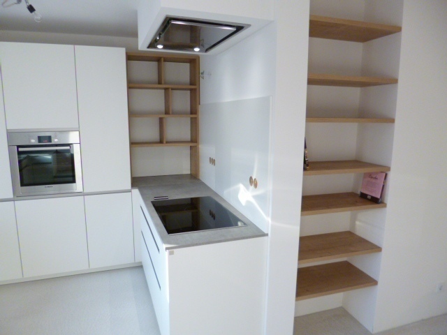 Weiße-Küche_von_Leicht_mit_integriertem_Regal