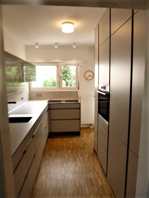 Küche_von_Leicht_mit_hoher_Schrankwand