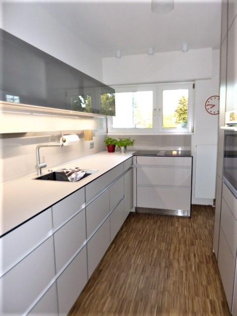 Helle_Leicht-Küche_mit_vielen_Schubläden