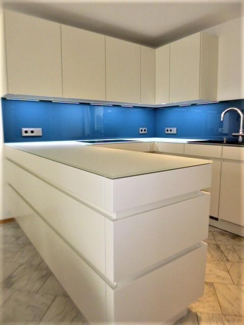 Leicht_Küche_mit_blauer_Nischenrückwand