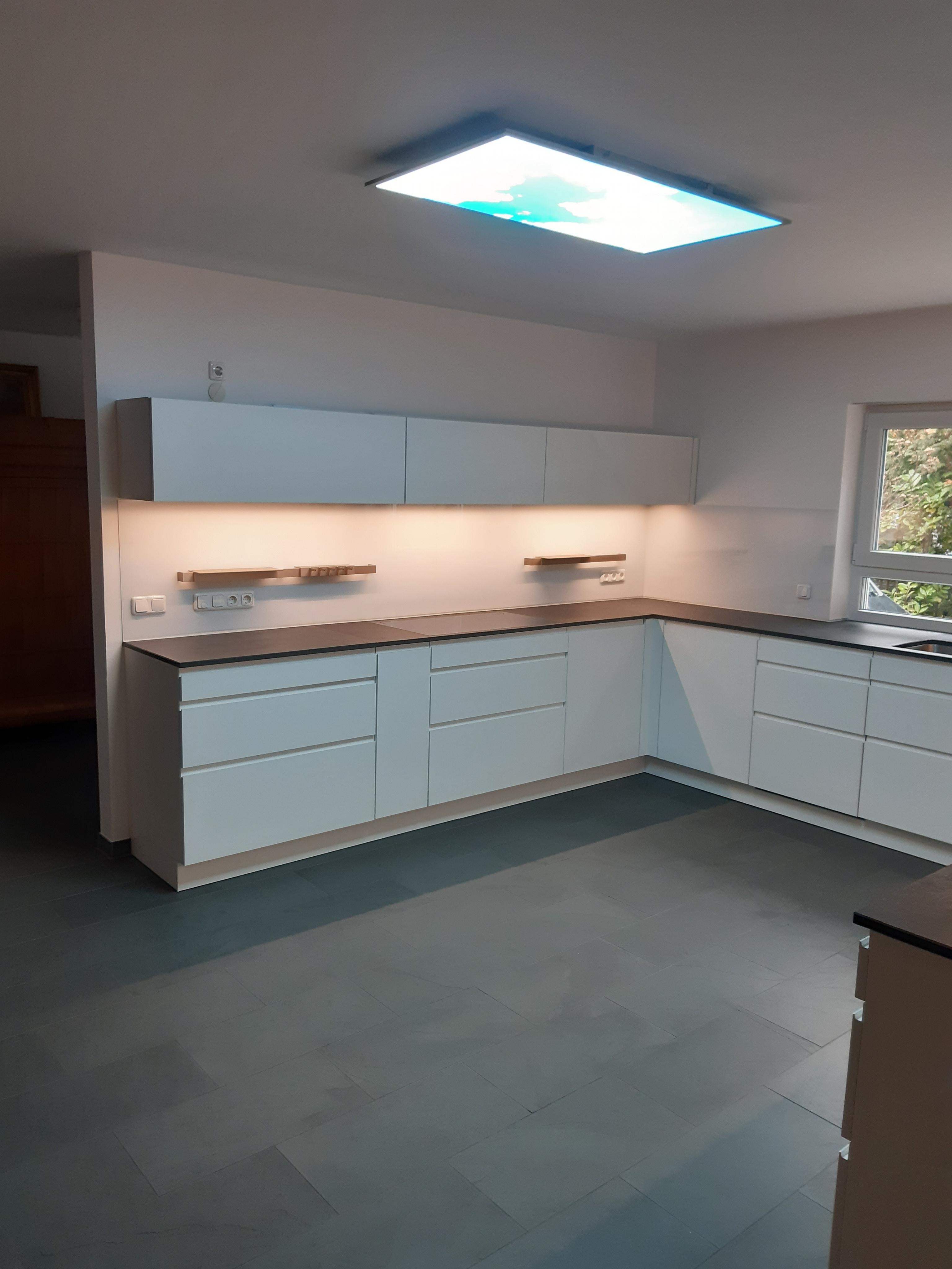 Leicht-Küche_mit-eleganten_Hängeschränken_in_Weiß_mit_Holzarbeitsplatte
