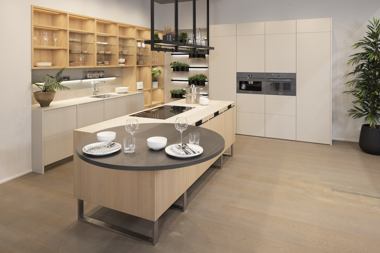 Leichtküche_Leicht-Küche_helles_Dekor_mit_Holzdekor_Küchenzeile_und_Kücheninsel_mit_Ansatztisch