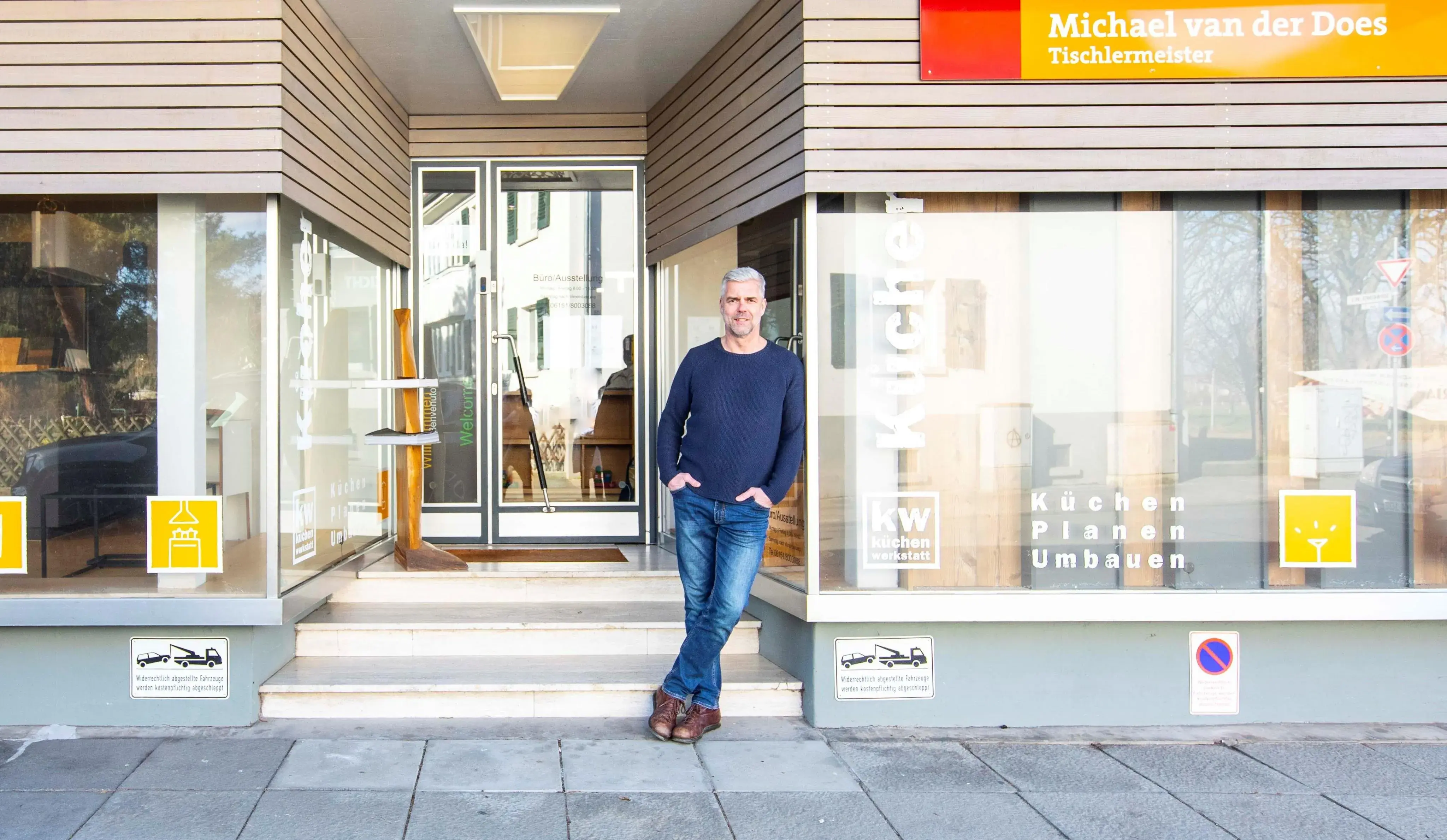 Michael_van_der_Does_Personenfoto_vor_Küchenstudio