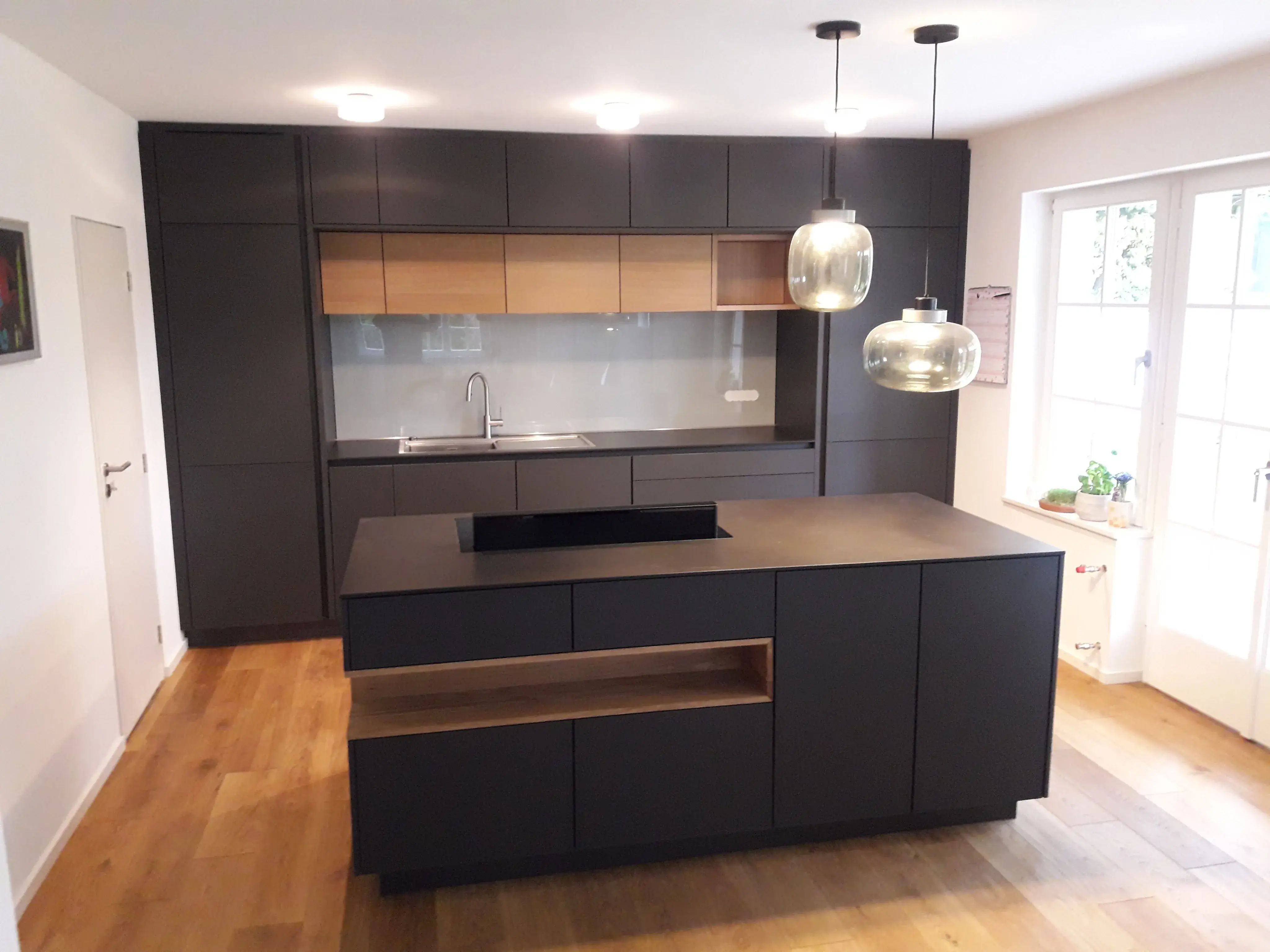 Leicht-Küche_mit_Kücheninsel_in_Dunkel_und_holzfarben