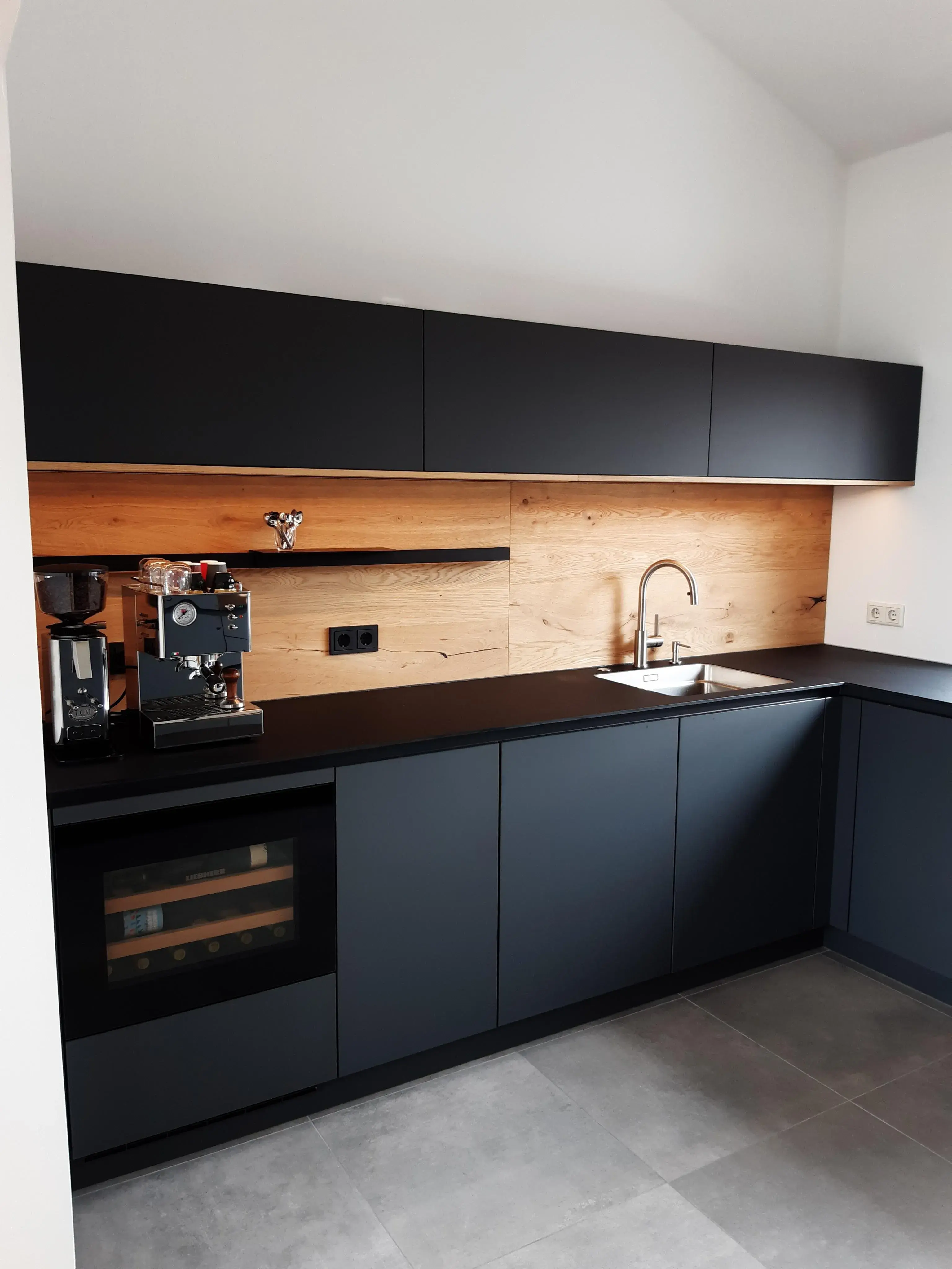 Anthrazit-Küche_von_Leicht_mit_Holz-Nischenrückwand