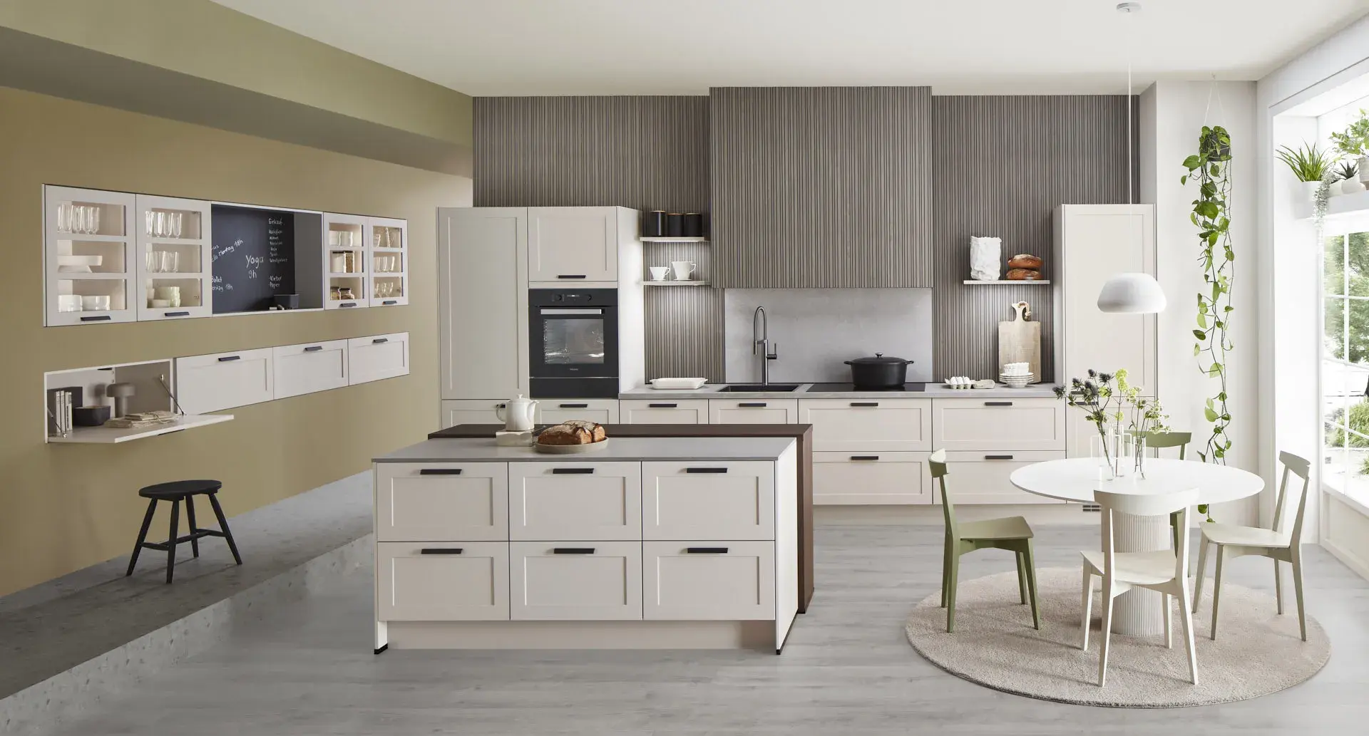 Hauptschuss, Mix aus Lack, Schiefernachbildung und Nussbaumnachbildung, Kücheninsel, Miele Induktionskochfeld, Nischenrückwand, Dunstabzugshaube, Miele Einbaubackofen, beleuchtete Oberschränke, Schubladen, offene Regalelemente