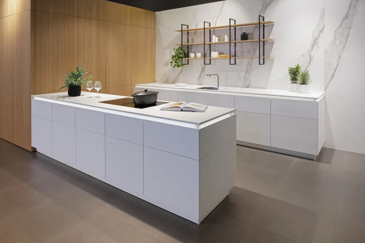 Leichtküche_Leicht-Küche_BOSSA_Alpineiche_grifflos_mit_Keramik-Rückwand