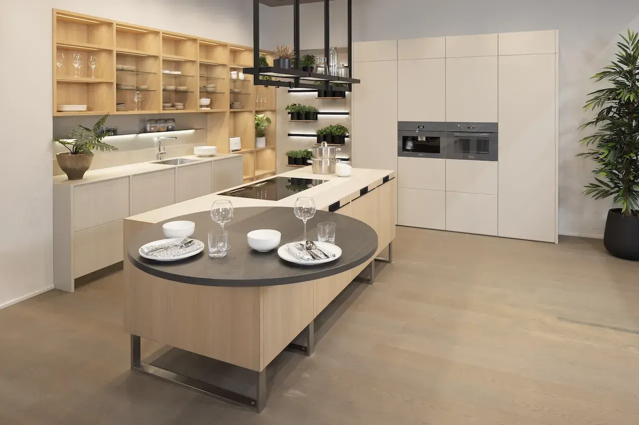 Leichtküche_Leicht-Küche_helles_Dekor_mit_Holzdekor_Küchenzeile_und_Kücheninsel_mit_Ansatztisch