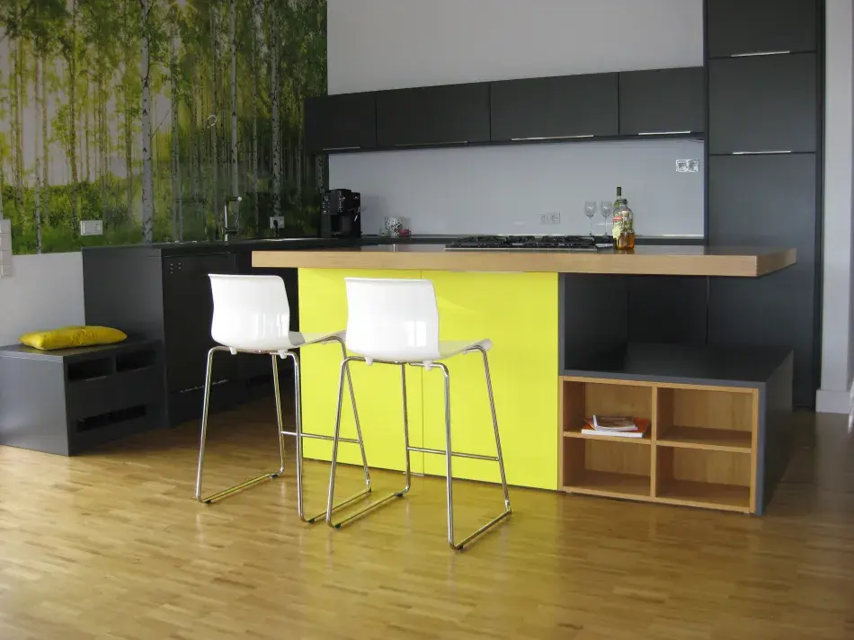 Küche_mit_gelben_Elementen