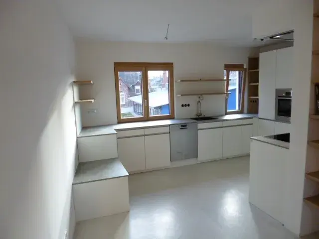 Weiße_Leicht_Küche_großer_Raum_Maßanfertigung