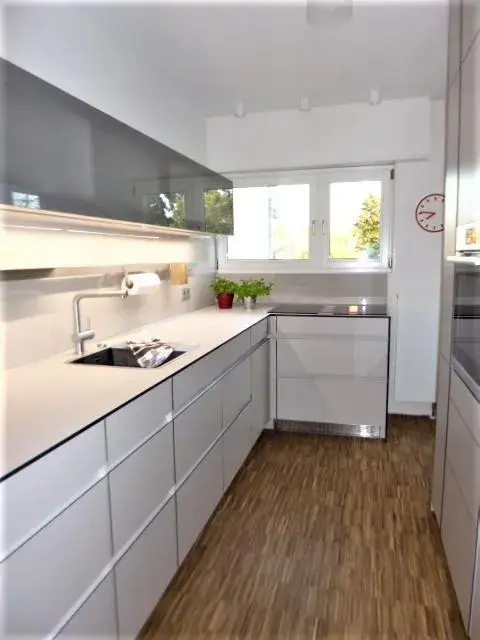 Helle_Leicht-Küche_mit_vielen_Schubläden