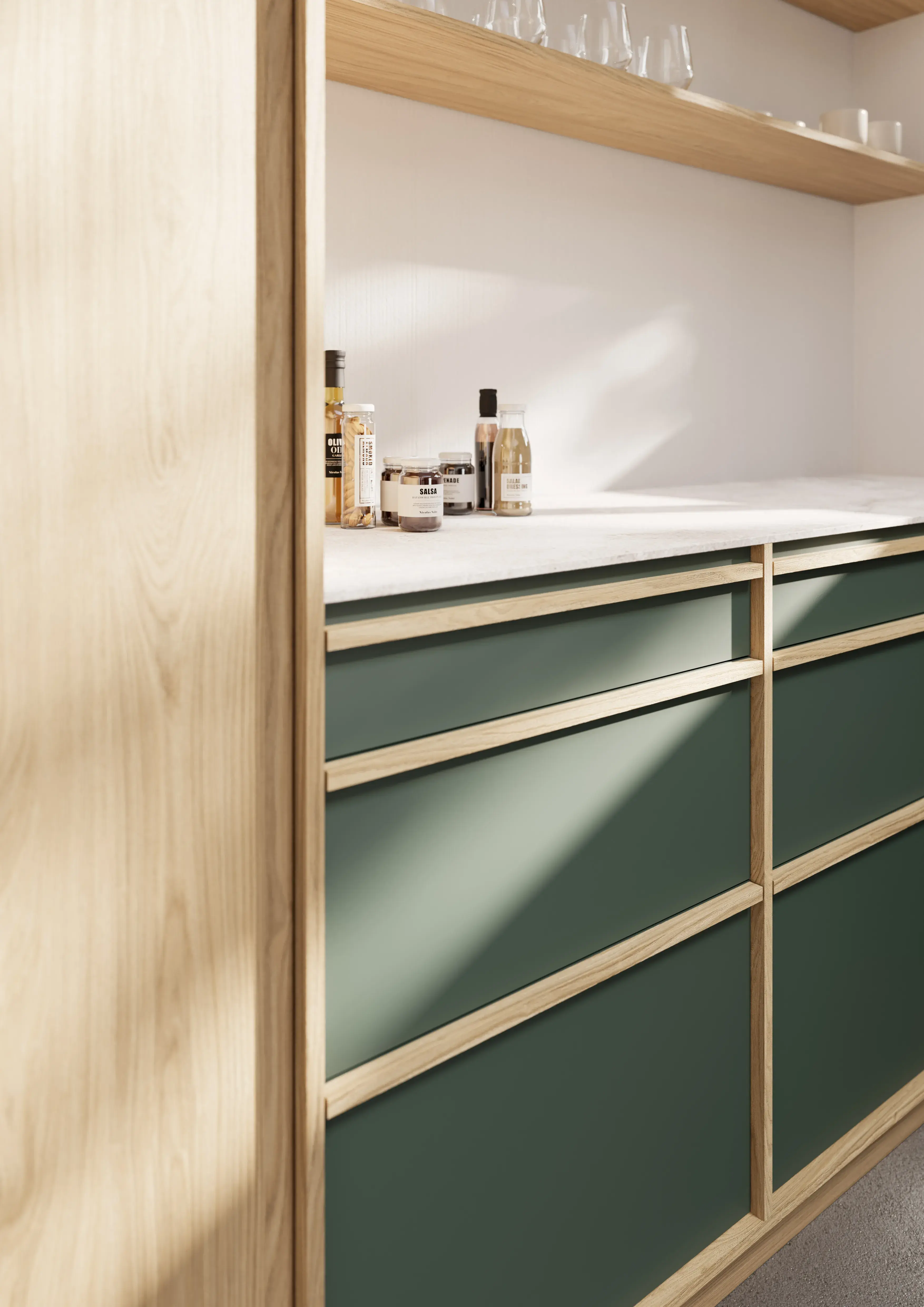Moderne Küche mit grünen Schubladen, Holzrahmen und Flaschen auf der Arbeitsplatte.