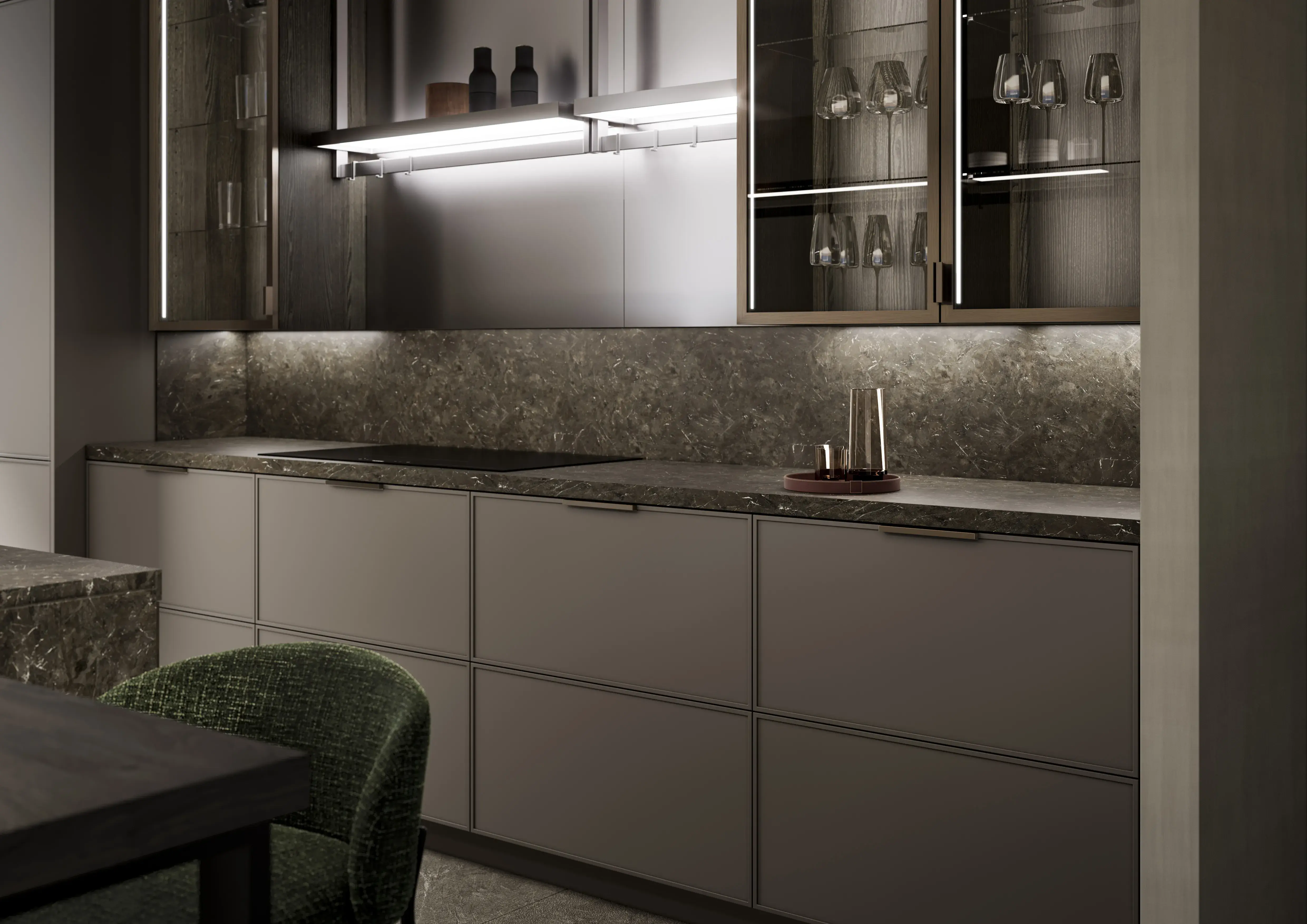 Moderne Küche mit grauen Schränken, Marmorplatte und beleuchtetem Regal